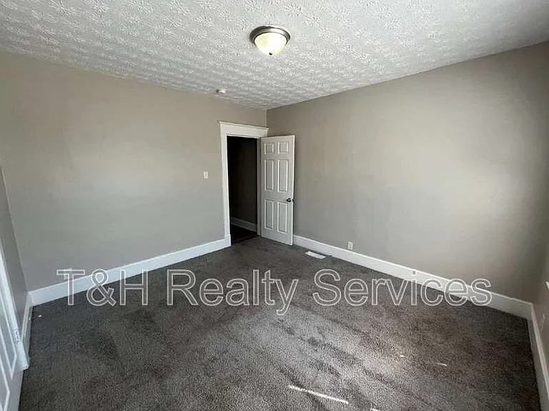 512 E 33rd St — Photo 10
