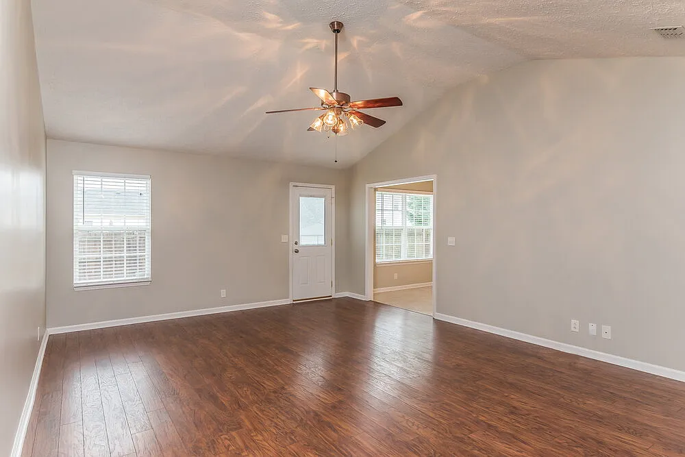 3 bed, 2.0 bath, 1361 sqft, $2,125 — Photo 2