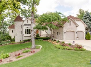 77 Muirfield Cir, Wheaton, IL 60189