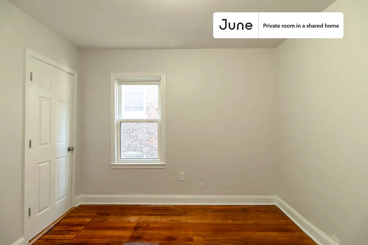 Queen bedroom in 4 bed/1 bath home in Roxbury #1875 C — Photo 2