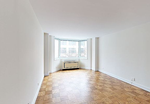 3rd image of 400 E 71st St APT 4M