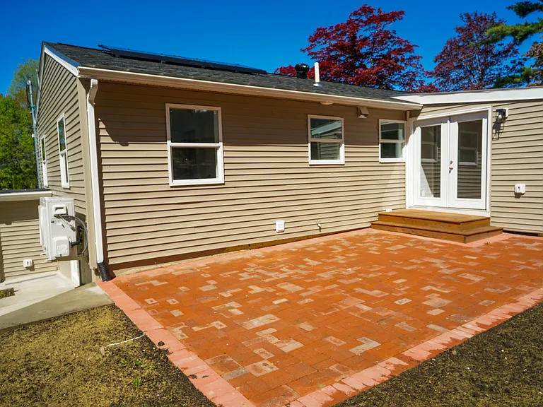 8 Sussex Ln — Photo 1