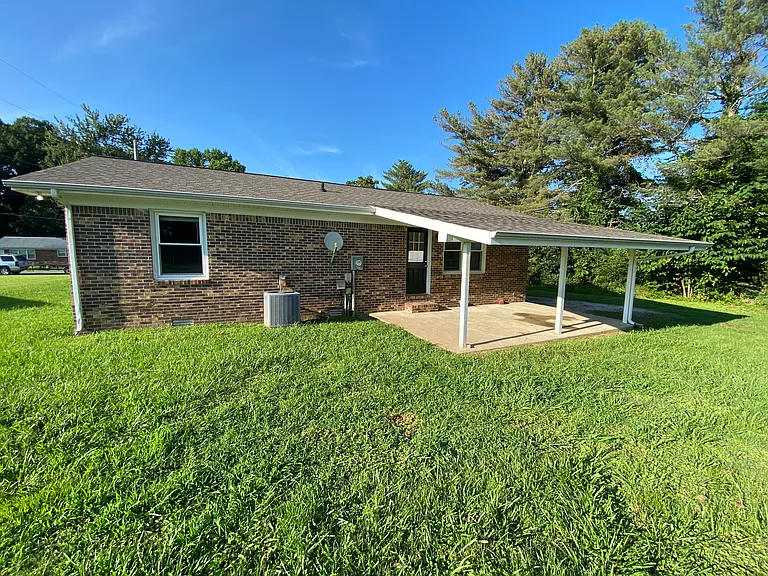 240 Lakeview Dr — Photo 4