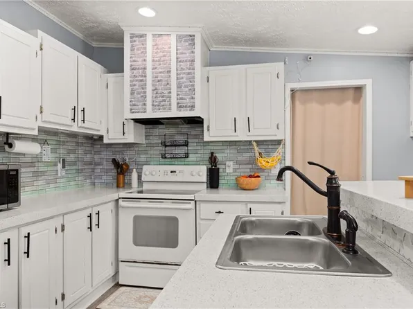 1983 Cartwright Dr, Kernersville, NC 27284