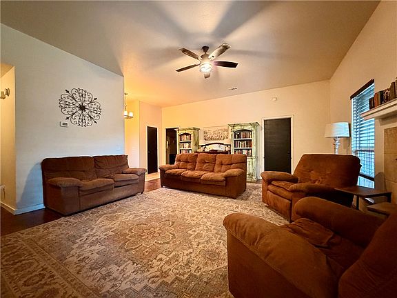 4th image of 215 Elizabeth Dr