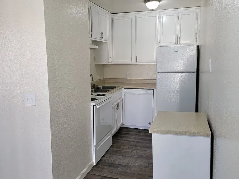 Sunburst Apartments — Photo 19