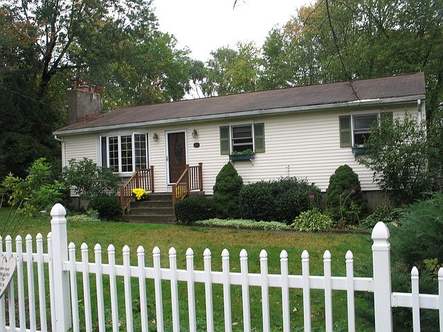 1st image of 21 Maple Dr