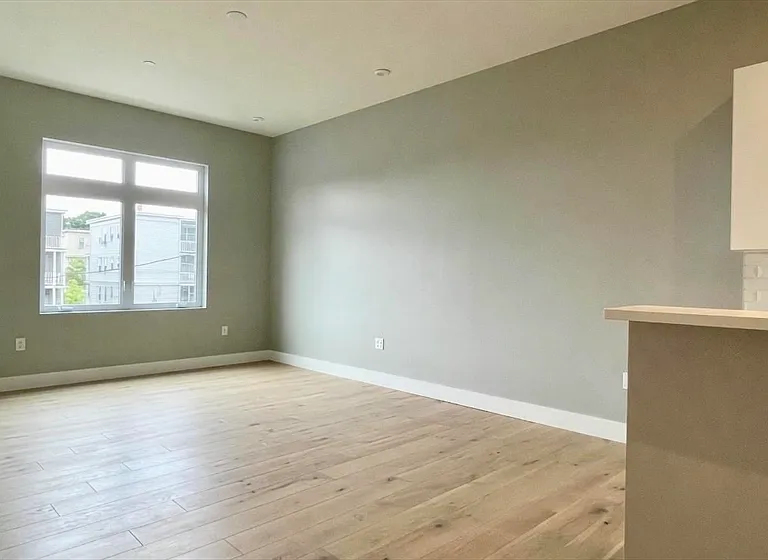 60 Cross St E #312 — Photo 5