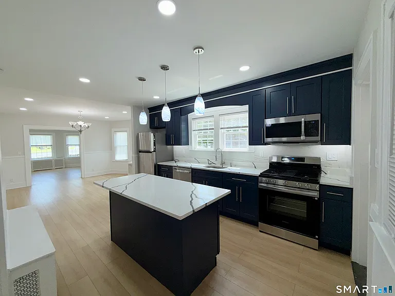 332 Robbins St — Photo 10