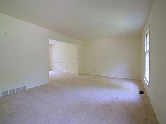 4th image of 3542 Larchmont Dr