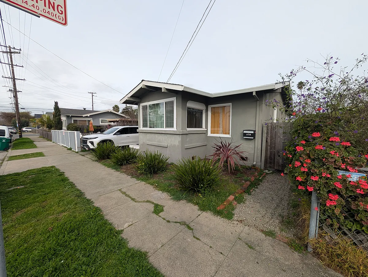 Building Photo - 2117 Roosevelt Ave #1