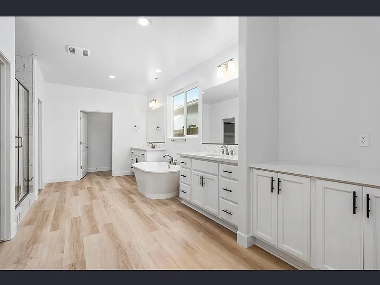 2901 Sand Hills Ave — Photo 7