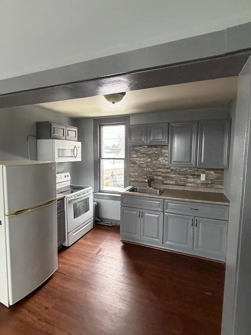 Unit Photo - 1254 Memorial Ave #2