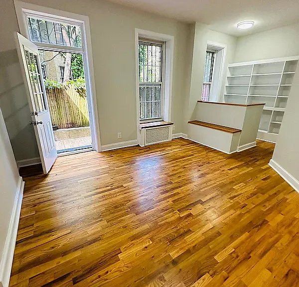 327 W 21st St #1R — Photo 1