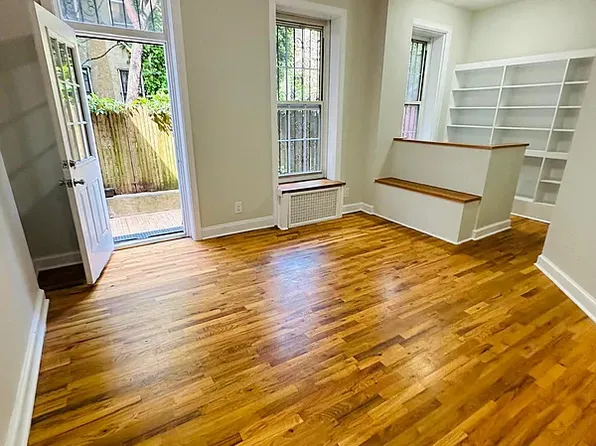 327 W 21st St APT 1R, New York, NY 10011