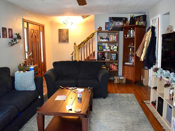 4th image of 2105 W Parkway Dr