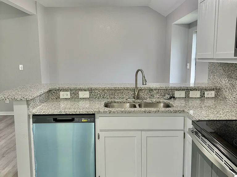 2842 Quebec Dr — Photo 8