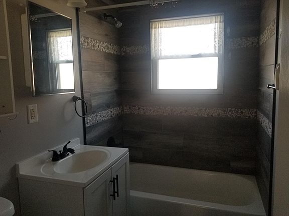 4th image of 7505 N Pine St