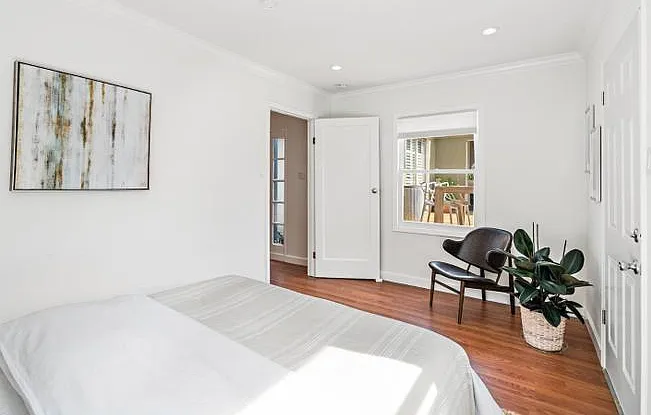1116 Dufferin Ave #DETACHED COTTAGE — Photo 7