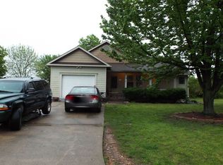 626 Pleasant Ave, Gentry, AR 72734
