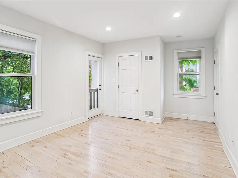 612 Alabama Ave SE — Photo 5