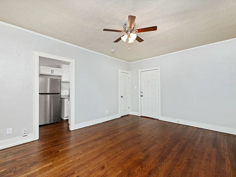901 E Linwood Blvd — Photo 27