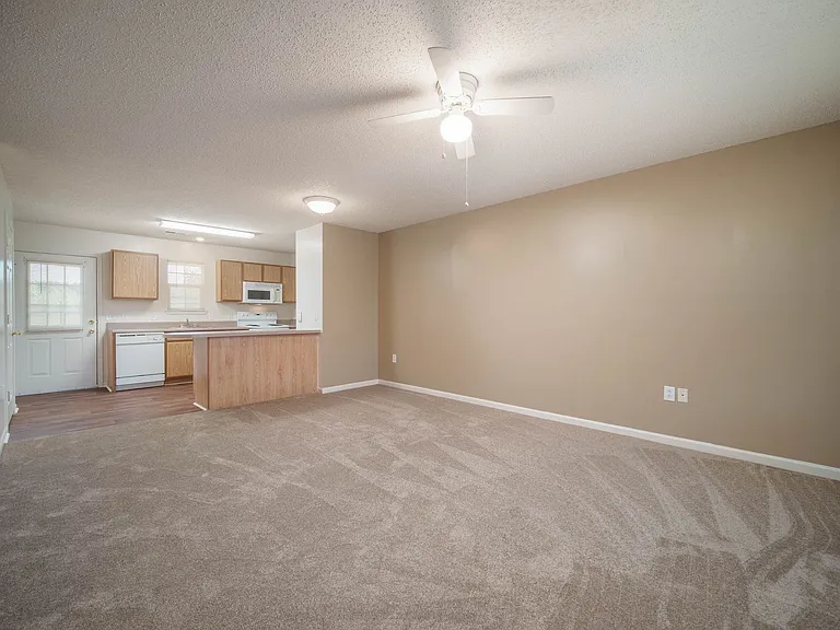1633 Cobblestone Ln — Photo 3