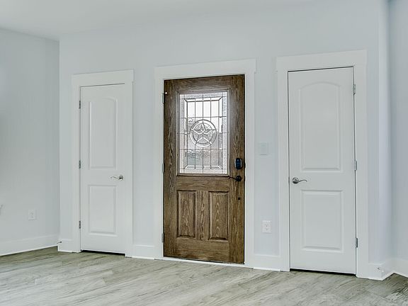 4th image of 208 Emma Dr