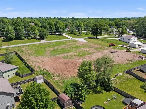 18701 E Bundschu Rd, Independence, MO 64056