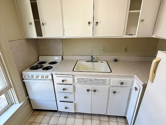 2nd image of 514 N Dubuque St #4