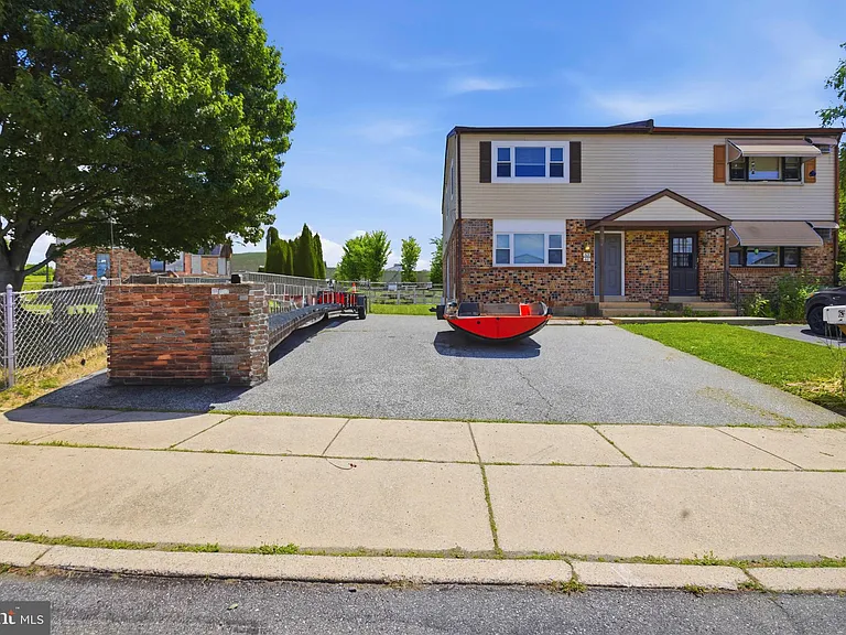 63 Aston Ct — Photo 3