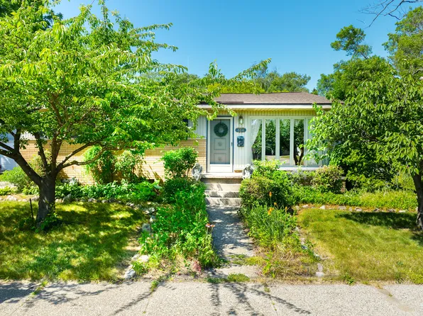 884 W Summit Ave, Muskegon, MI 49441