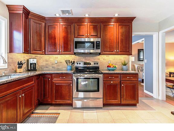 2nd image of 212 Wren Ct