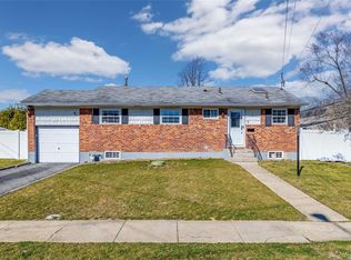 15 Ventura Dr, North Babylon, NY 11703
