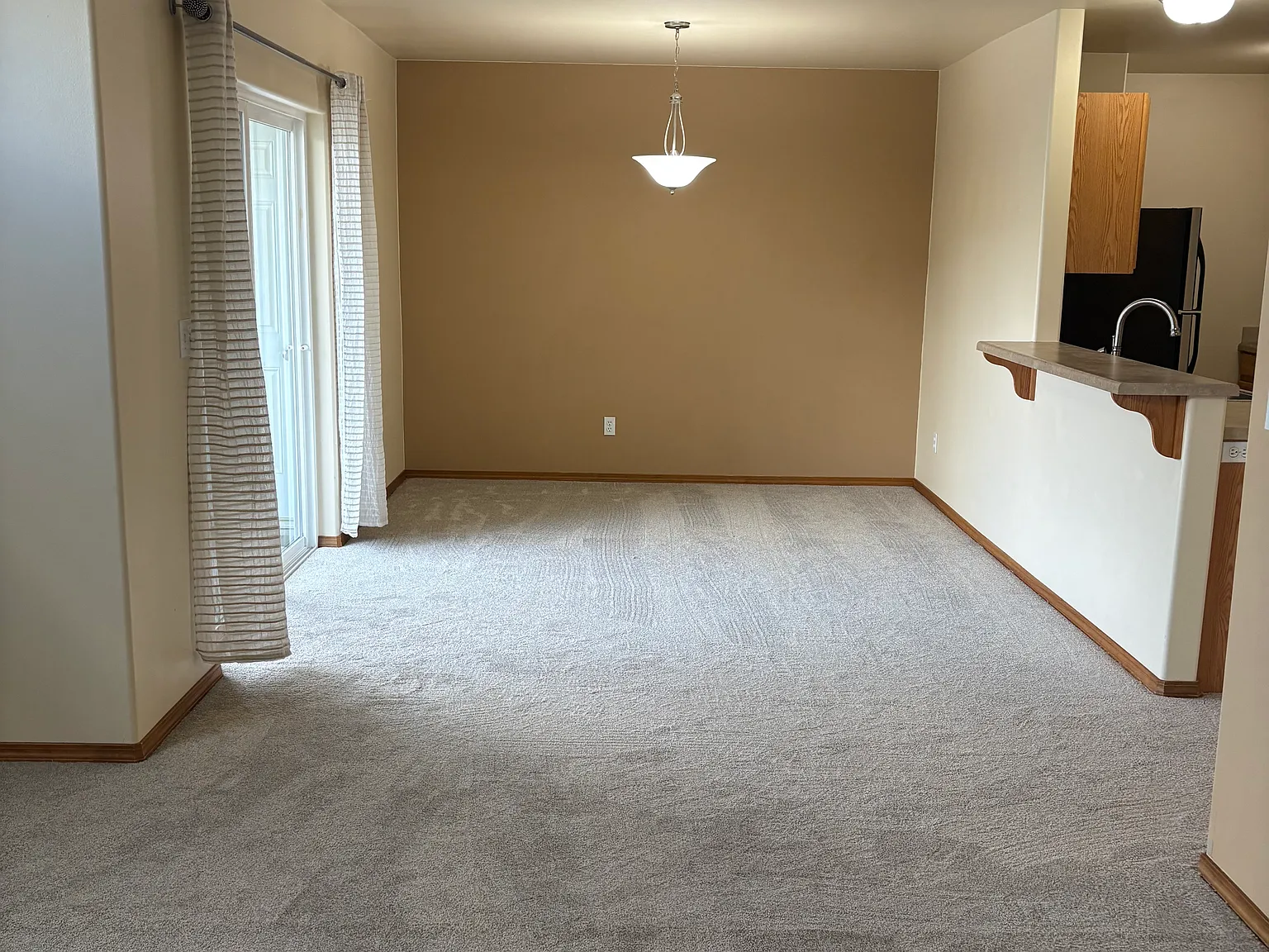 3 bed, 1081 sqft, $1,950 — Photo 3