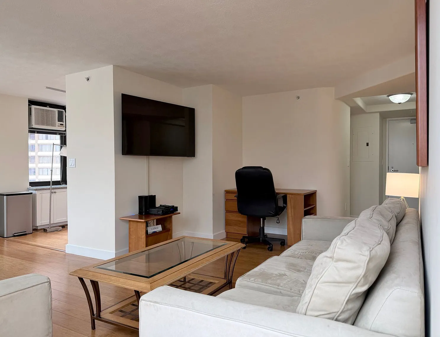 2 bed, 2.0 bath, 947 sqft, $4,415 — Photo 2