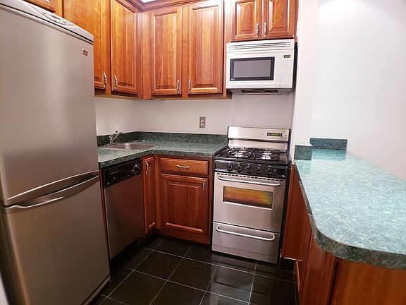 2nd image of 1881 Amsterdam Ave #2D