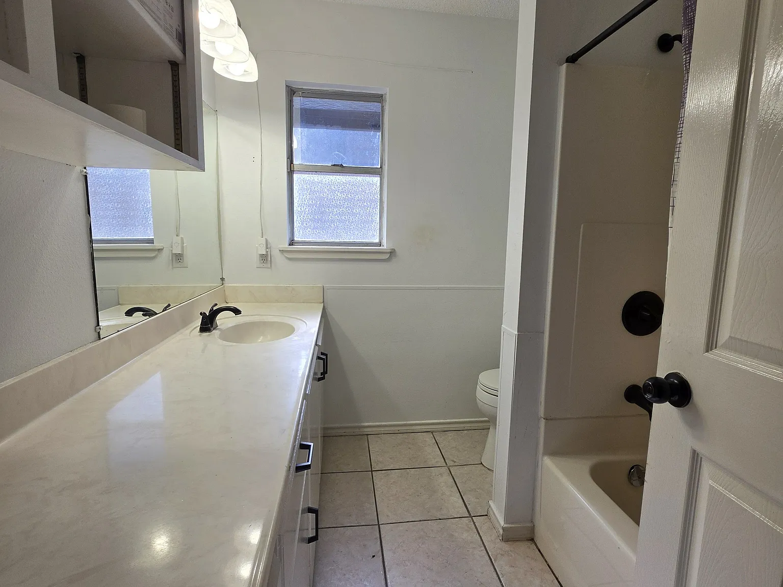 4 bed, 2.0 bath, 1332 sqft, $1,700 — Photo 2