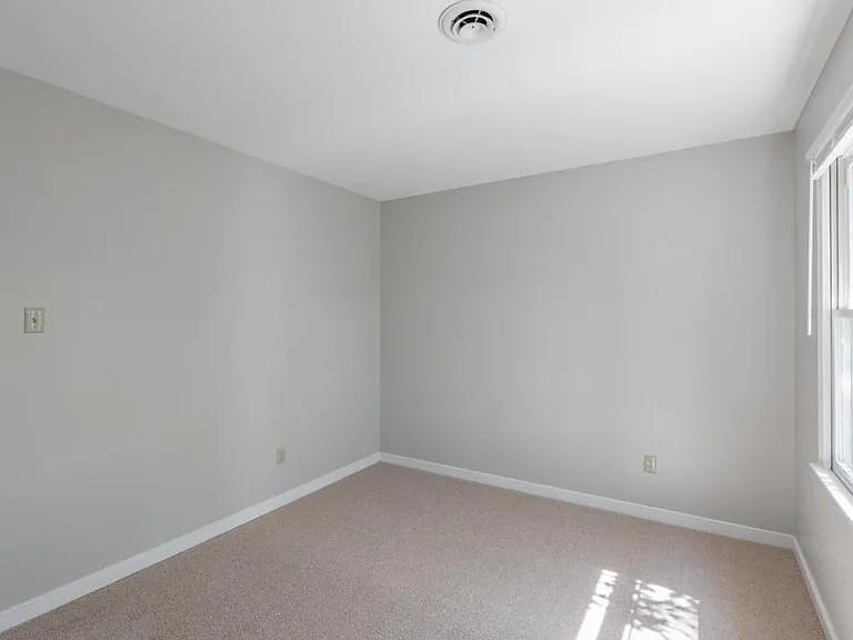8915 Castle Point Dr — Photo 21