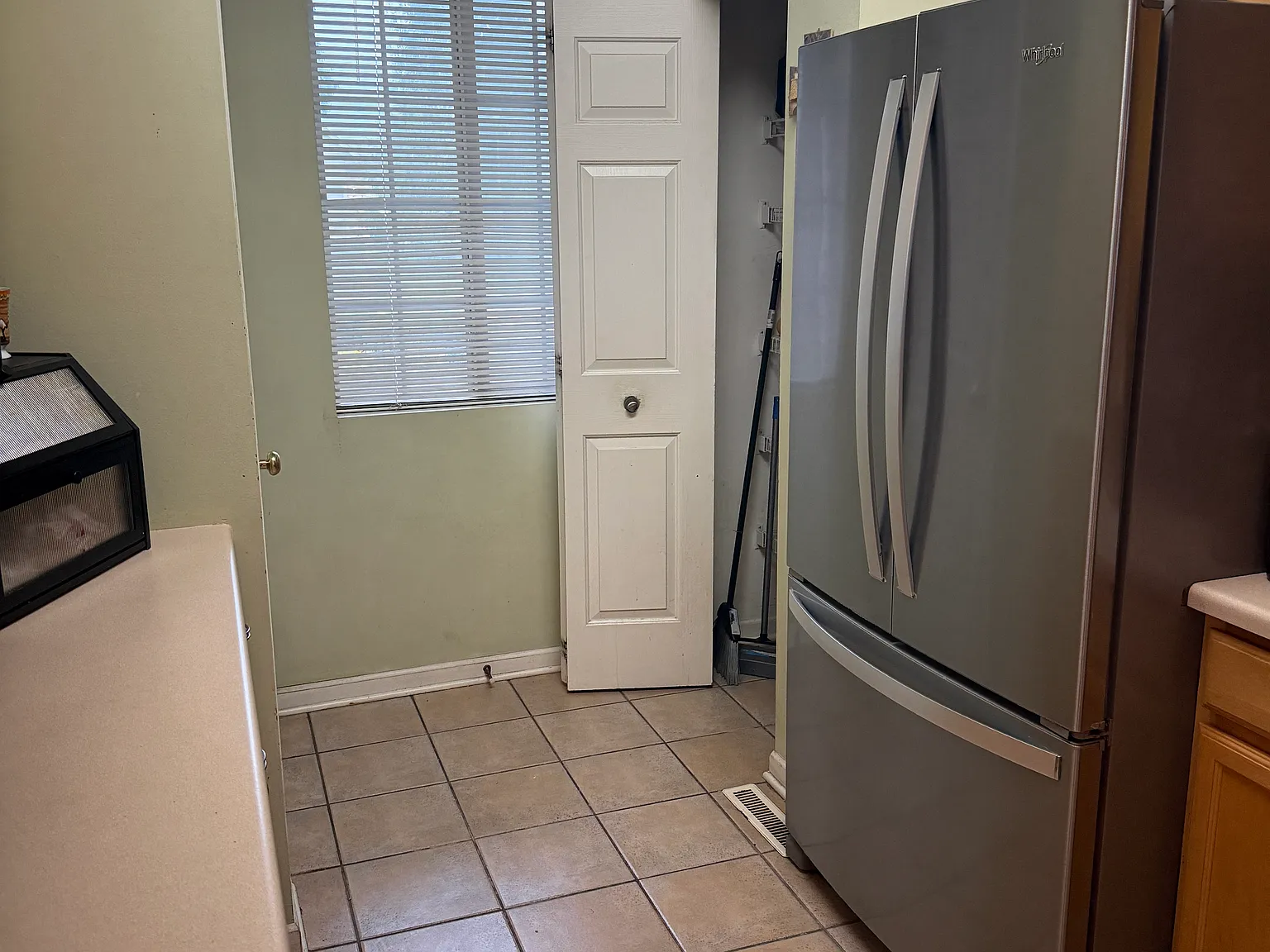 2 bed, 1.5 bath, 1304 sqft, $1,790 — Photo 2