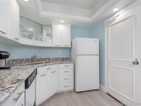 3rd image of 3333 NE 34th St APT 814