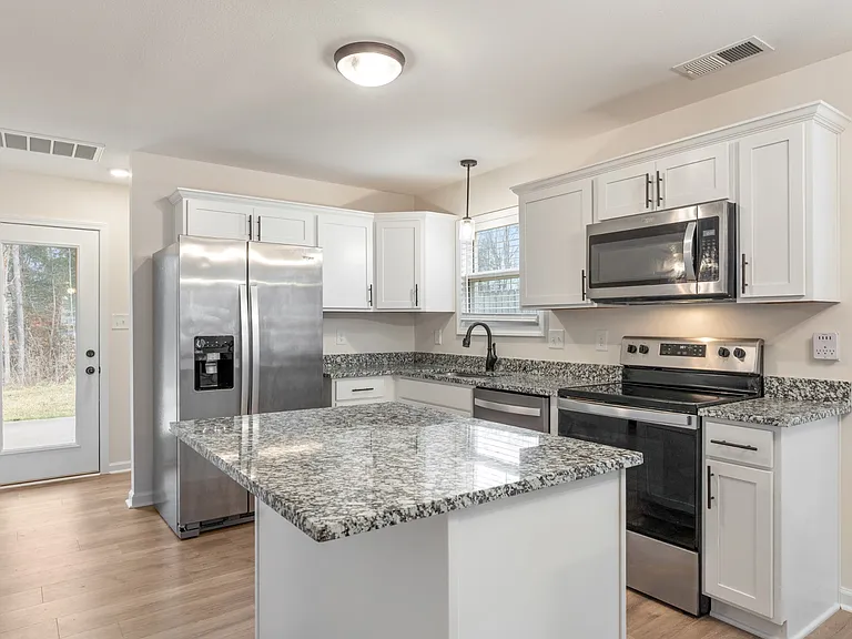 412 Hillside Dr — Photo 4