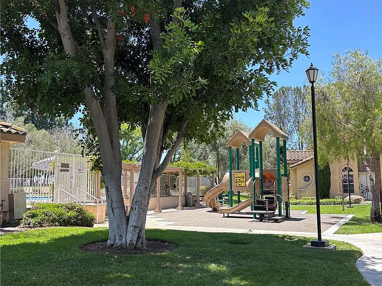 91 Nightingale Dr — Photo 2