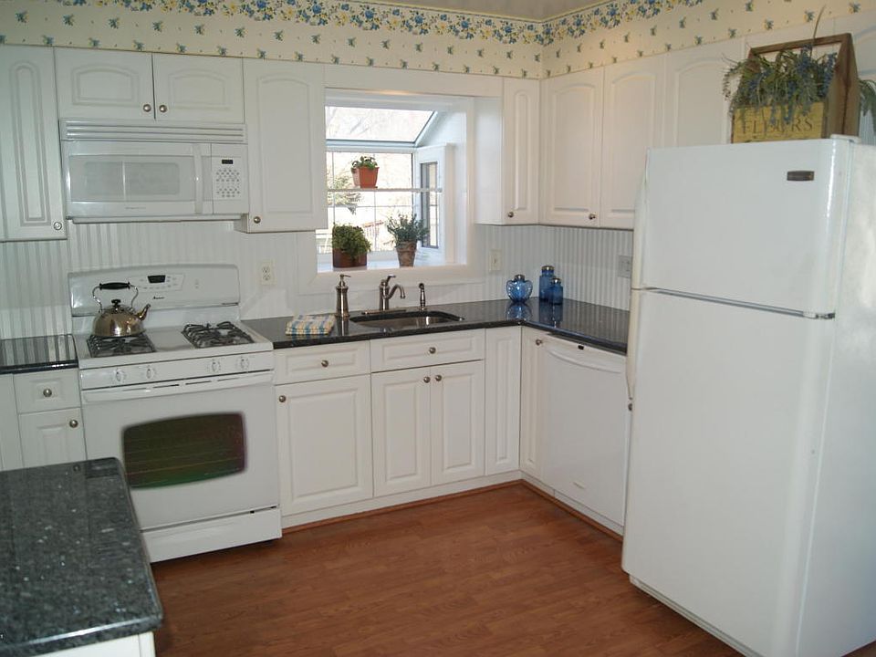 2nd image of 24 Phyllis Rd