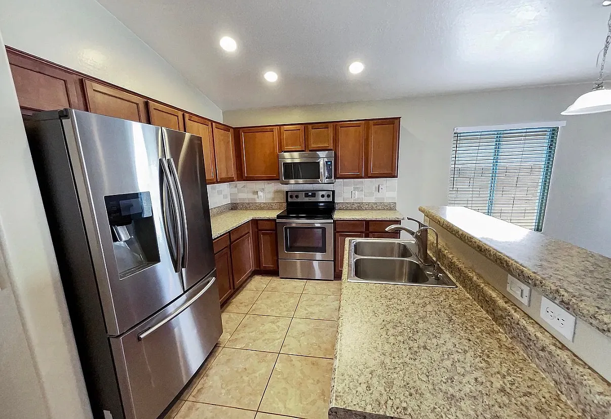 3 bed, 1652 sqft, $2,275 — Photo 4