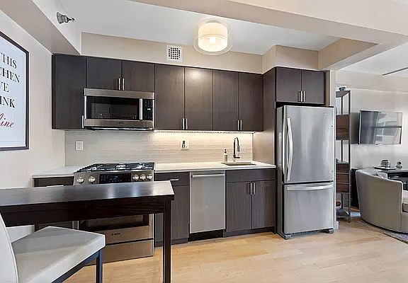 3rd image of 516 W 47th St APT N6c