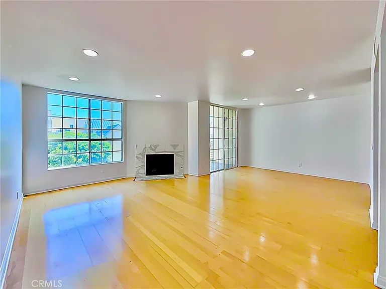 1129 Larrabee St #10 — Photo 2