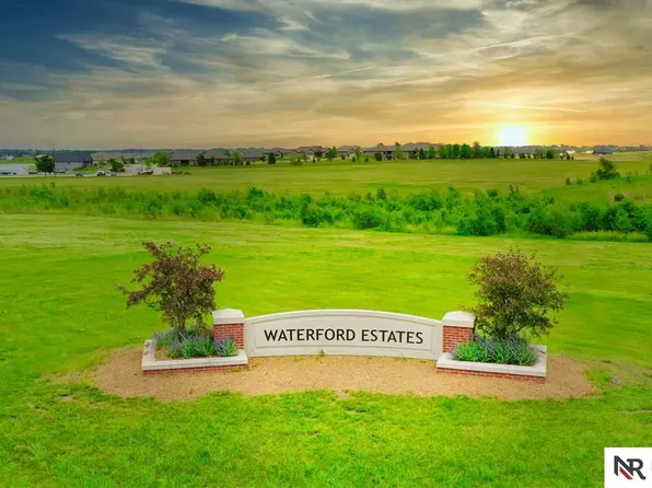 326 Deep Water Dr, Lincoln, NE 68527