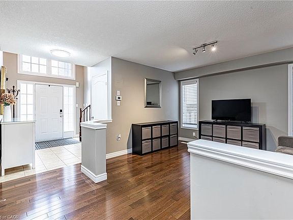 5th image of 28 Springbreeze Hts