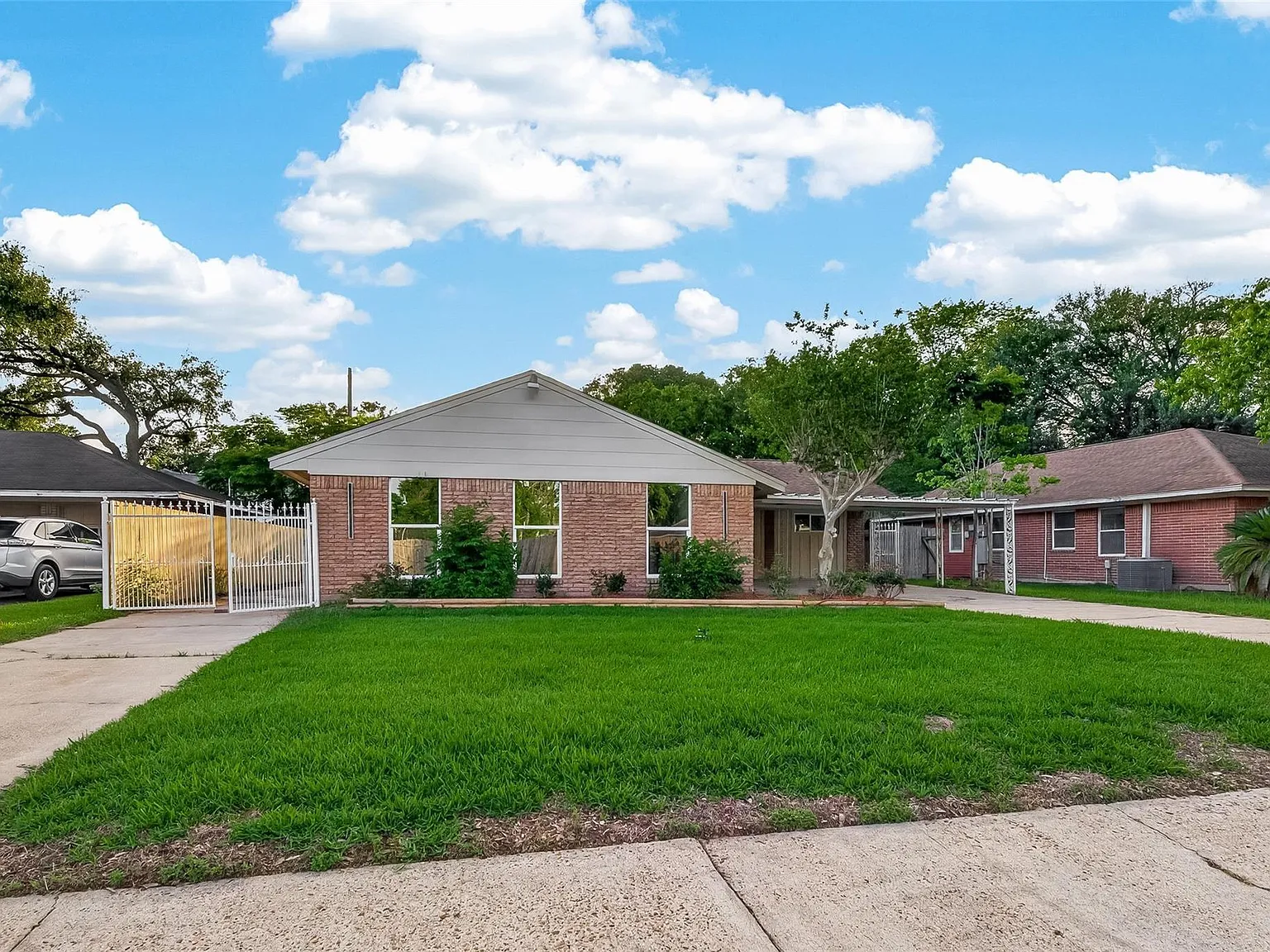 4 bed, 3.0 bath, 2013 sqft, $2,200 — Photo 2